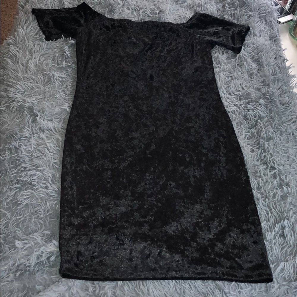 Black Velvet mini body con dress